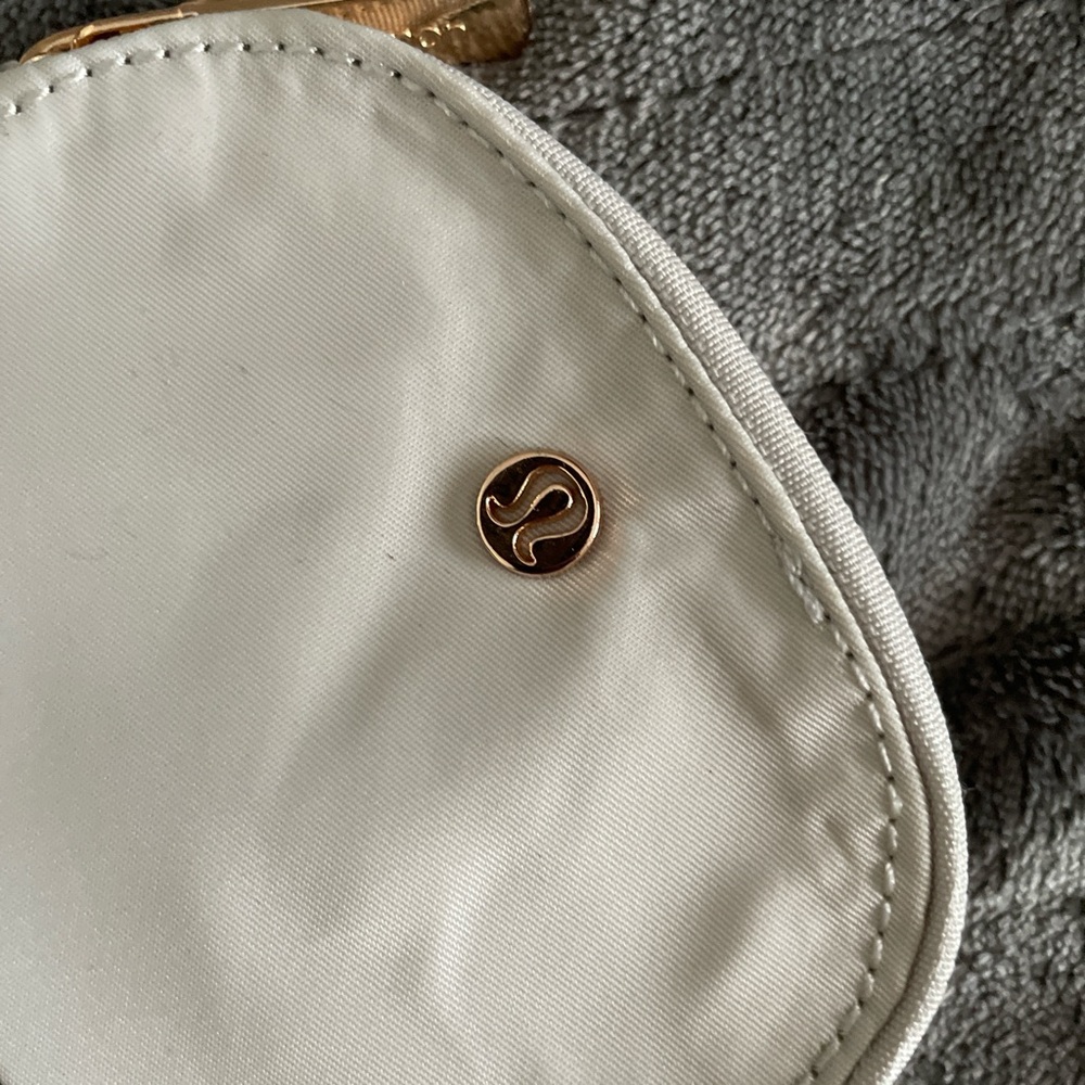 lululemon athletica light, gray, and soft pink Dual Pouch Wristlet new with tags - Picture 2 of 4